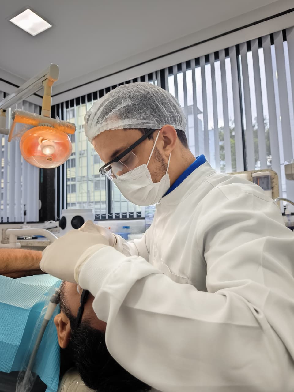Dr. João Curvello em procedimento odontológico